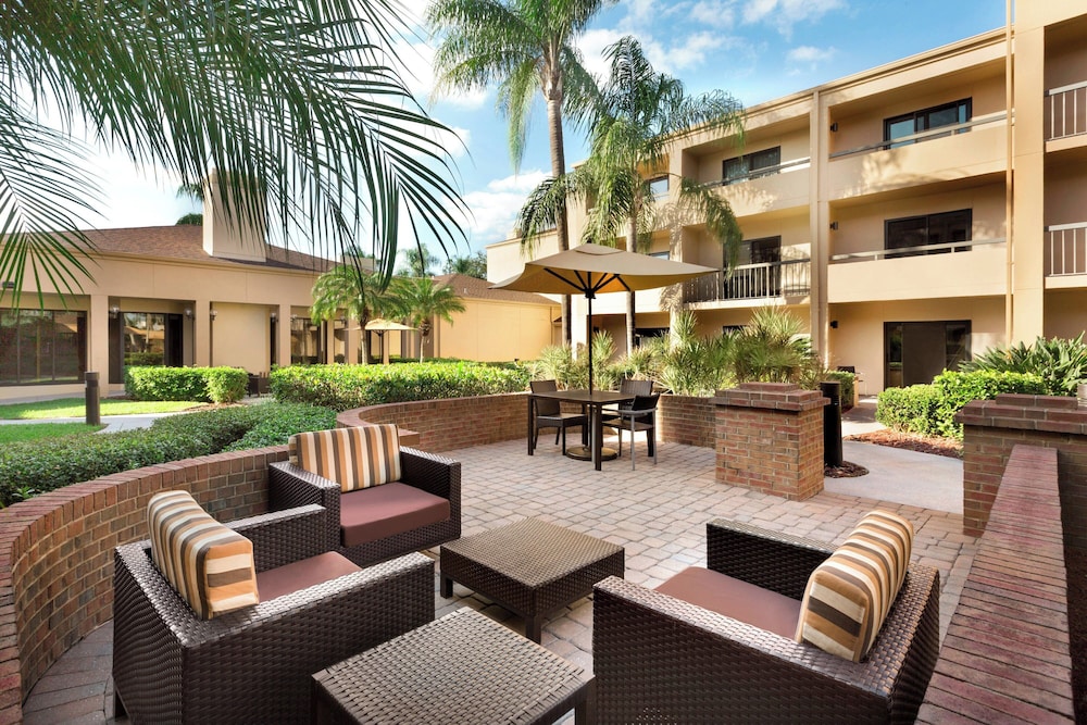 Courtyard by Marriott Fort Myers Cape Coral — Hotel building in Fort Myers, Florida
