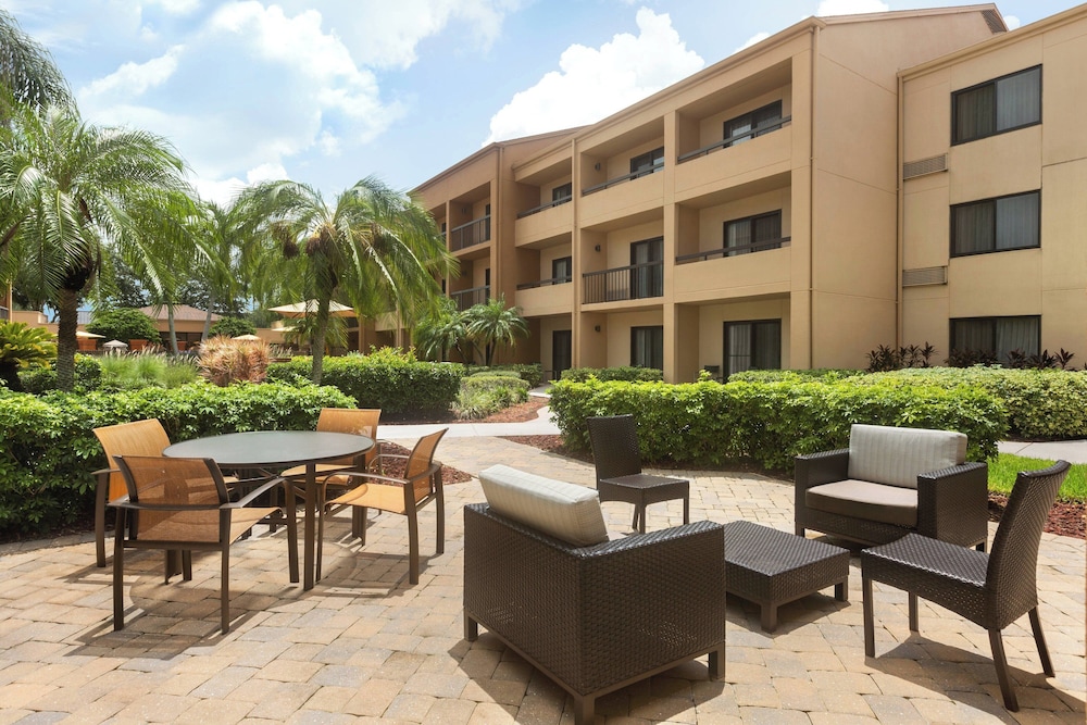 Courtyard by Marriott Fort Myers Cape Coral — Hotel building in Fort Myers, Florida