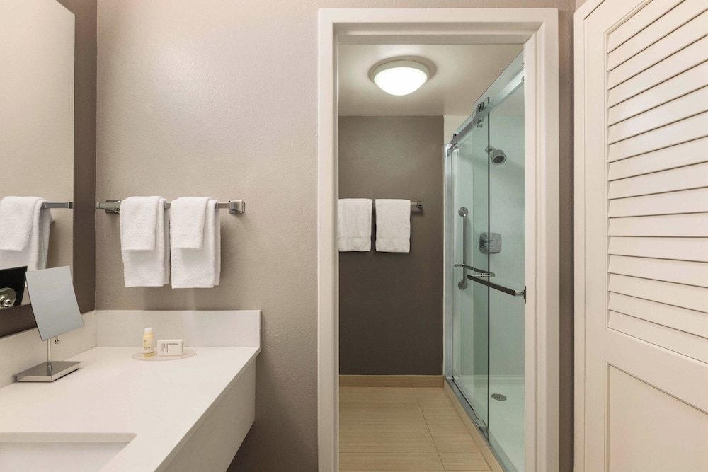 Courtyard by Marriott Fort Myers Cape Coral — Hotel rooms in Fort Myers, Florida