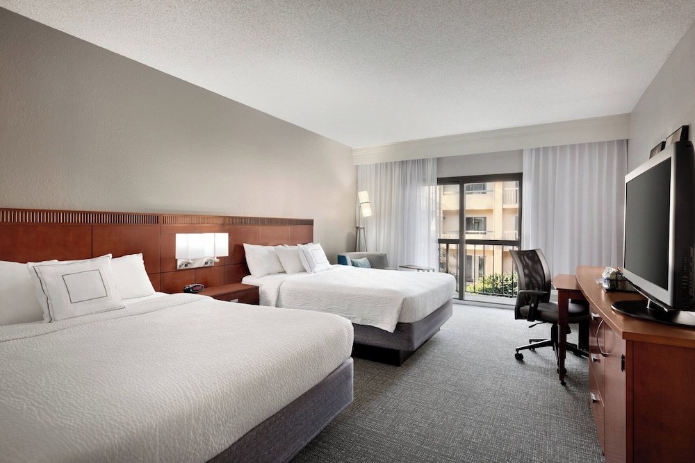 Courtyard by Marriott Fort Myers Cape Coral — Hotel rooms in Fort Myers, Florida