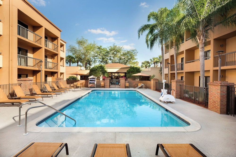 Courtyard by Marriott Fort Myers Cape Coral — Swimming pool in Fort Myers, Florida