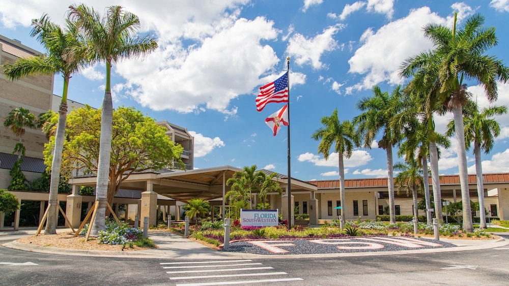 Courtyard by Marriott Fort Myers Cape Coral — Hotel building in Fort Myers, Florida