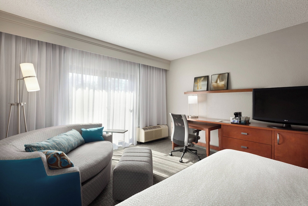Courtyard by Marriott Fort Myers Cape Coral — Hotel rooms in Fort Myers, Florida