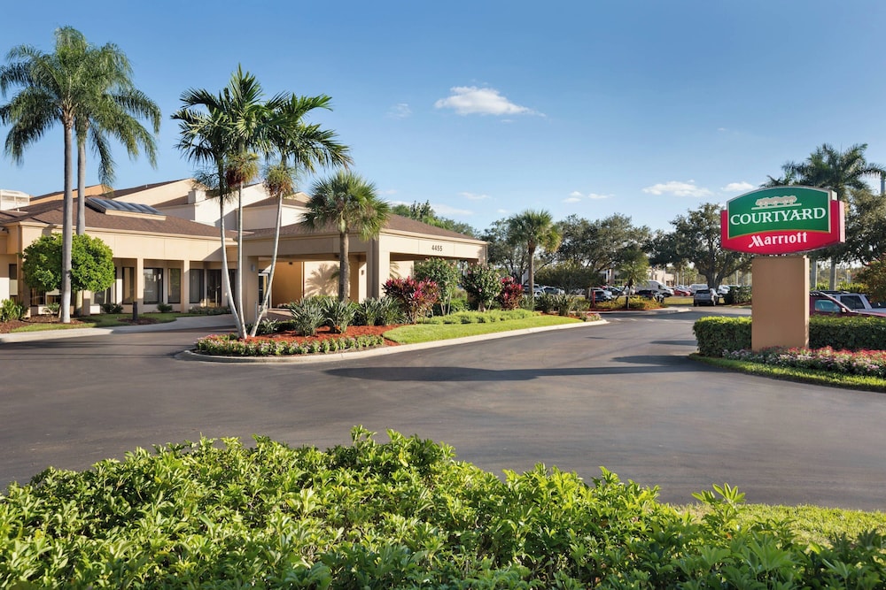 Courtyard by Marriott Fort Myers Cape Coral — Hotel building in Fort Myers, Florida