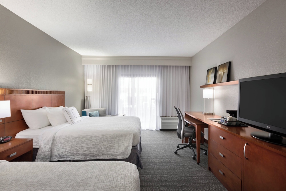 Courtyard by Marriott Fort Myers Cape Coral — Hotel rooms in Fort Myers, Florida