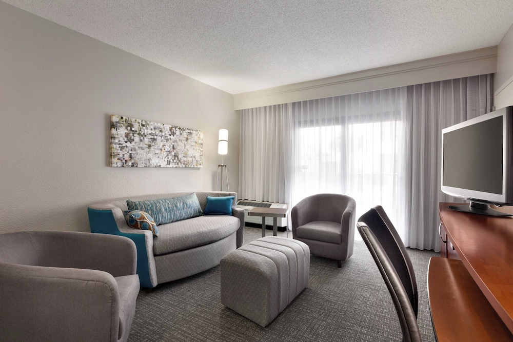 Courtyard by Marriott Fort Myers Cape Coral — Hotel rooms in Fort Myers, Florida