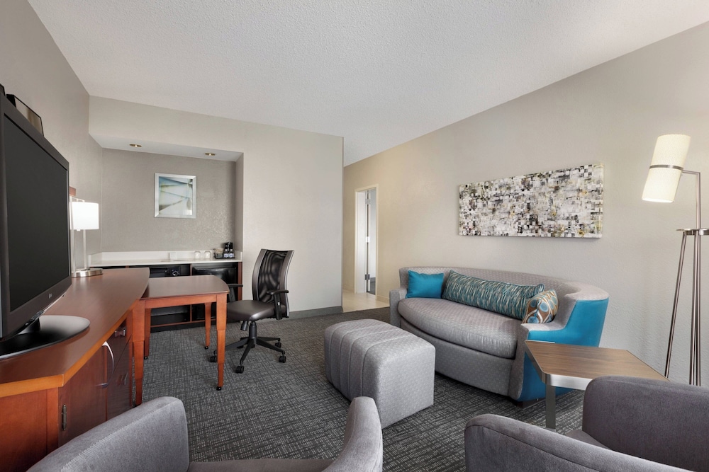 Courtyard by Marriott Fort Myers Cape Coral — Hotel rooms in Fort Myers, Florida