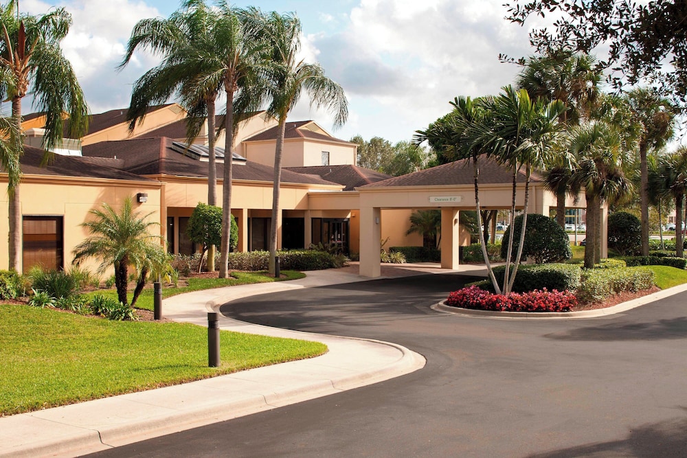Courtyard by Marriott Fort Myers Cape Coral — Hotel building in Fort Myers, Florida