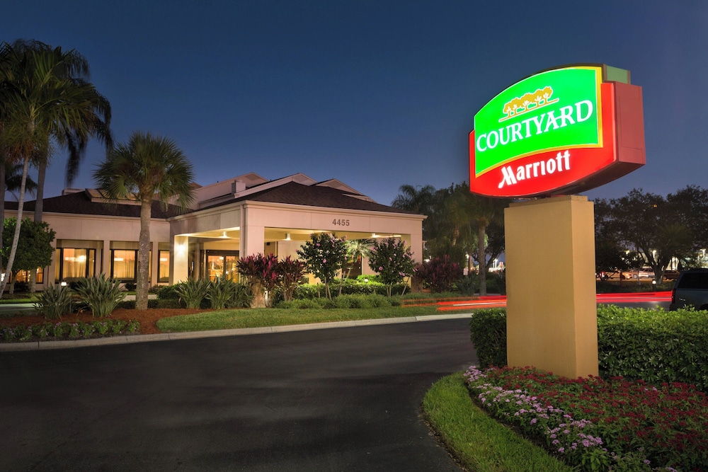 Courtyard by Marriott Fort Myers Cape Coral — Hotel building in Fort Myers, Florida
