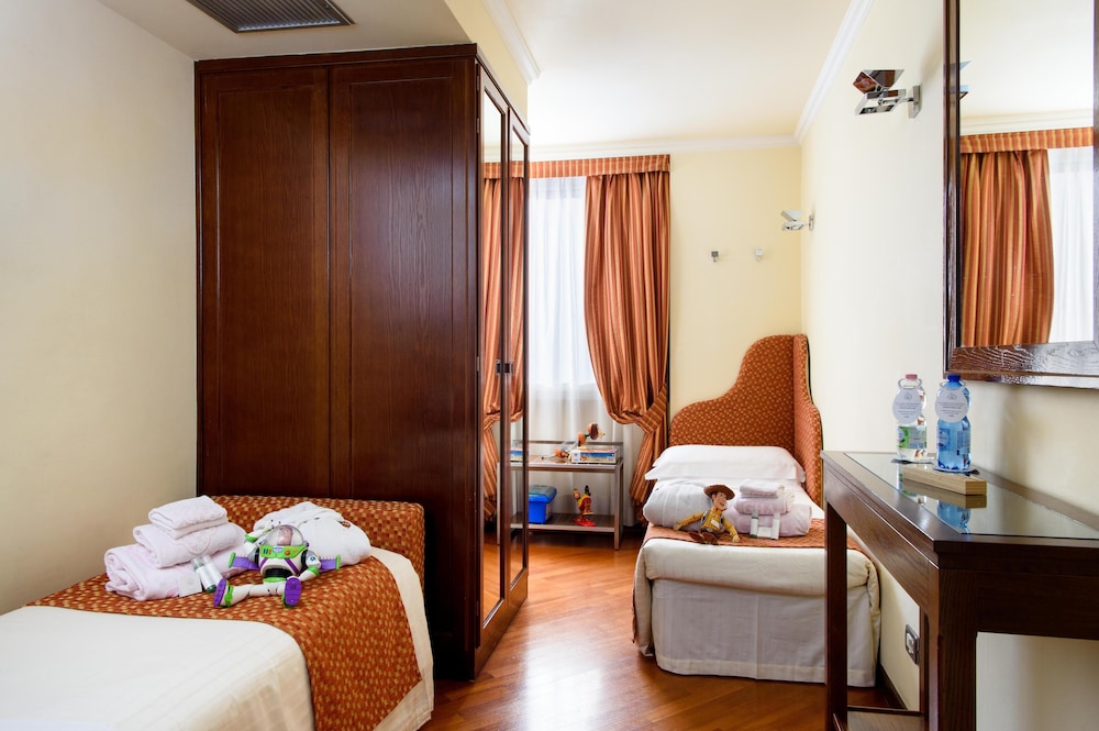 Grand Hotel Adriatico — Hotel rooms in Florence, Tuscany