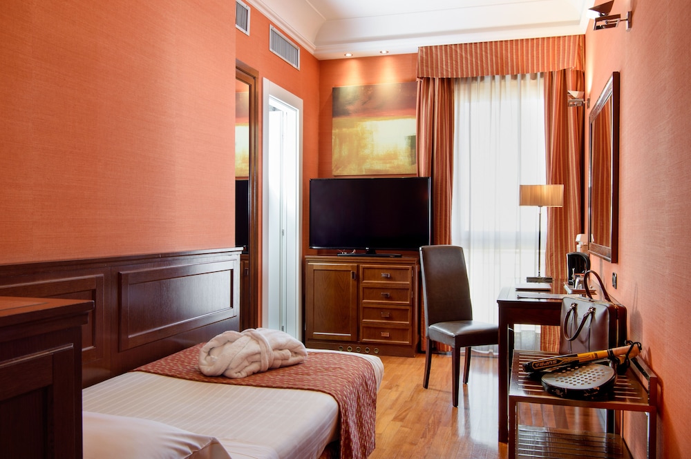 Grand Hotel Adriatico — Hotel rooms in Florence, Tuscany