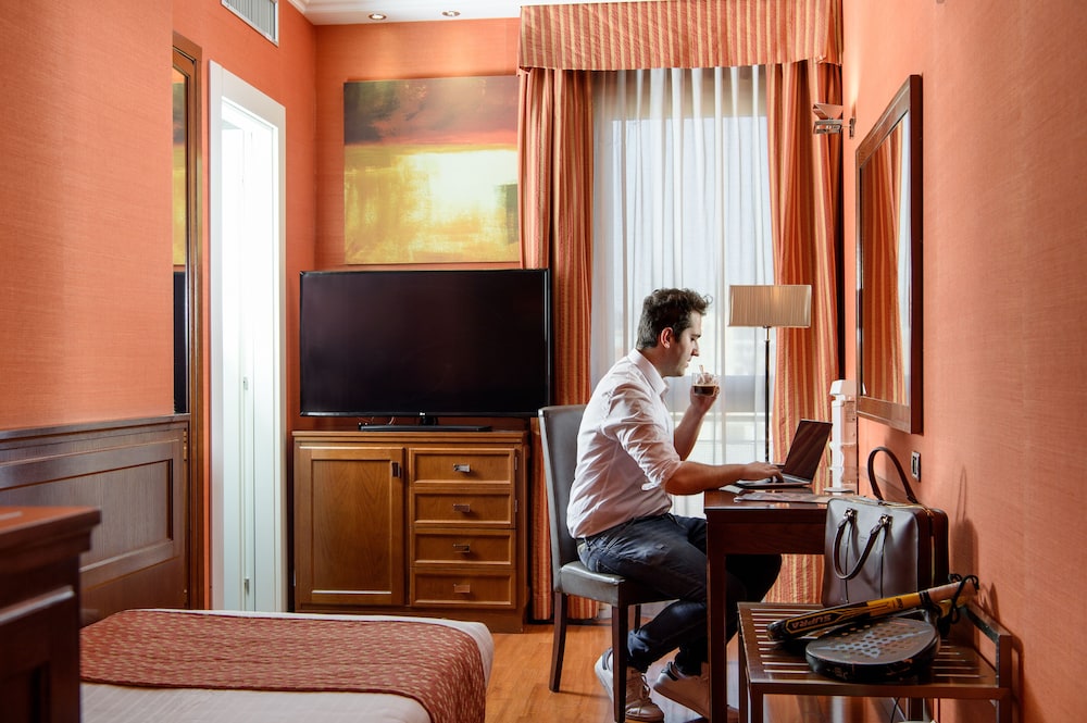 Grand Hotel Adriatico — Hotel rooms in Florence, Tuscany