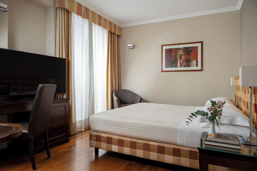 Grand Hotel Adriatico — Hotel rooms in Florence, Tuscany