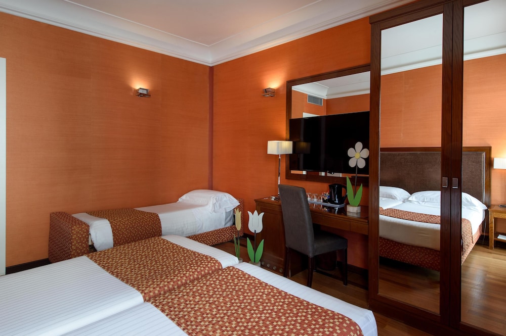 Grand Hotel Adriatico — Hotel rooms in Florence, Tuscany