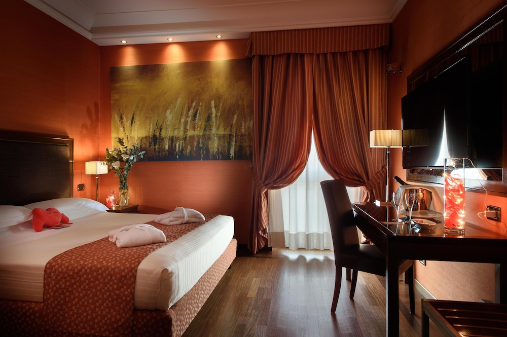 Grand Hotel Adriatico — Hotel rooms in Florence, Tuscany