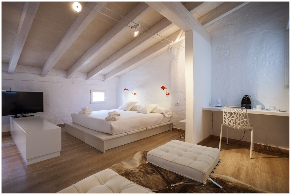 Cheap & Chic Hotel — Hotel rooms in Ciutadella de Menorca, Balearic Islands