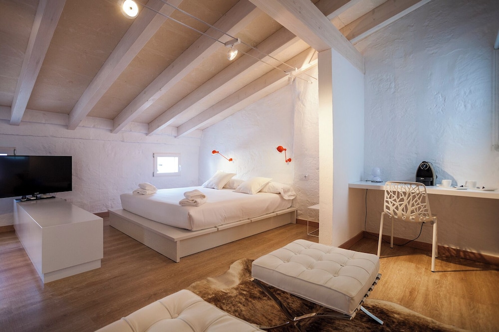 Cheap & Chic Hotel — Hotel rooms in Ciutadella de Menorca, Balearic Islands