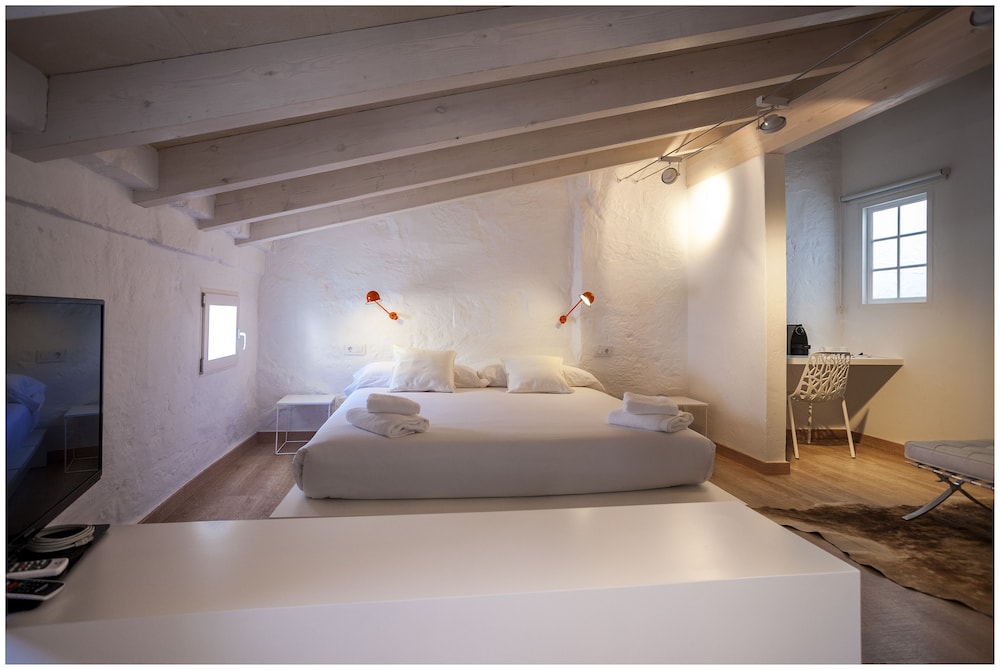 Cheap & Chic Hotel — Hotel rooms in Ciutadella de Menorca, Balearic Islands