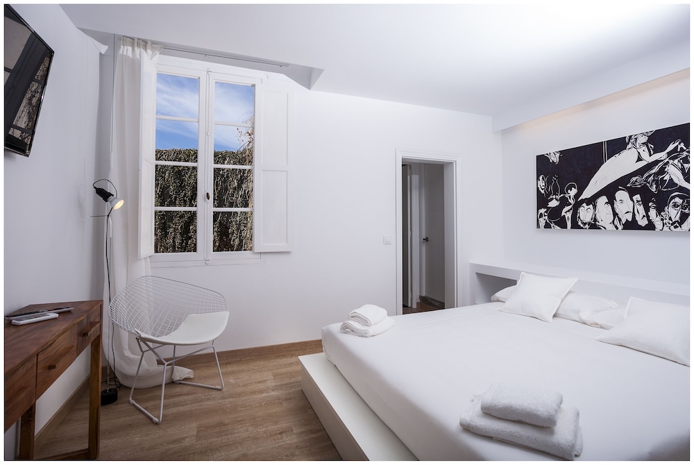Cheap & Chic Hotel — Hotel rooms in Ciutadella de Menorca, Balearic Islands