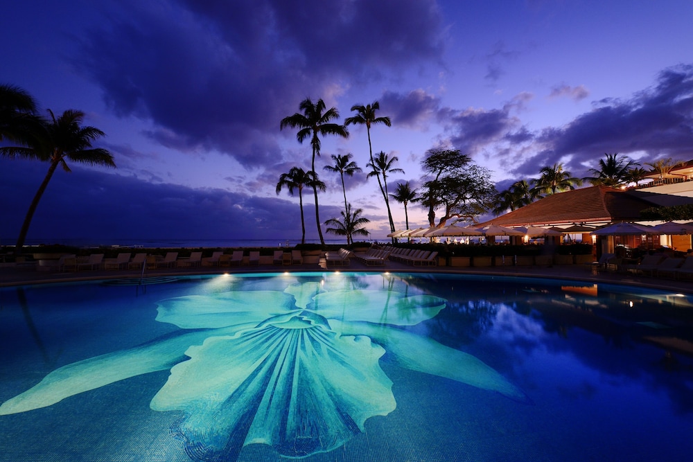 Halekulani — Swimming pool in Honolulu, Hawaii