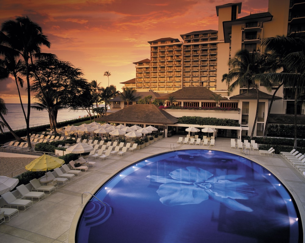 Halekulani — Swimming pool in Honolulu, Hawaii