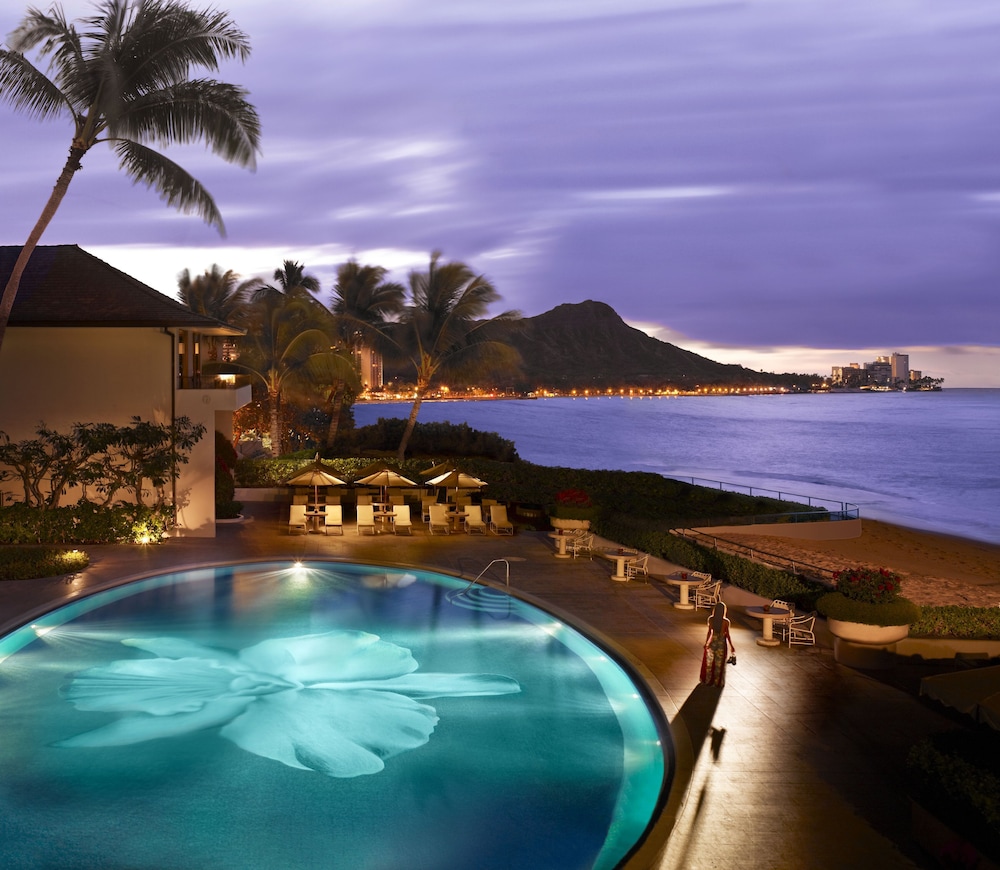 Halekulani — Swimming pool in Honolulu, Hawaii