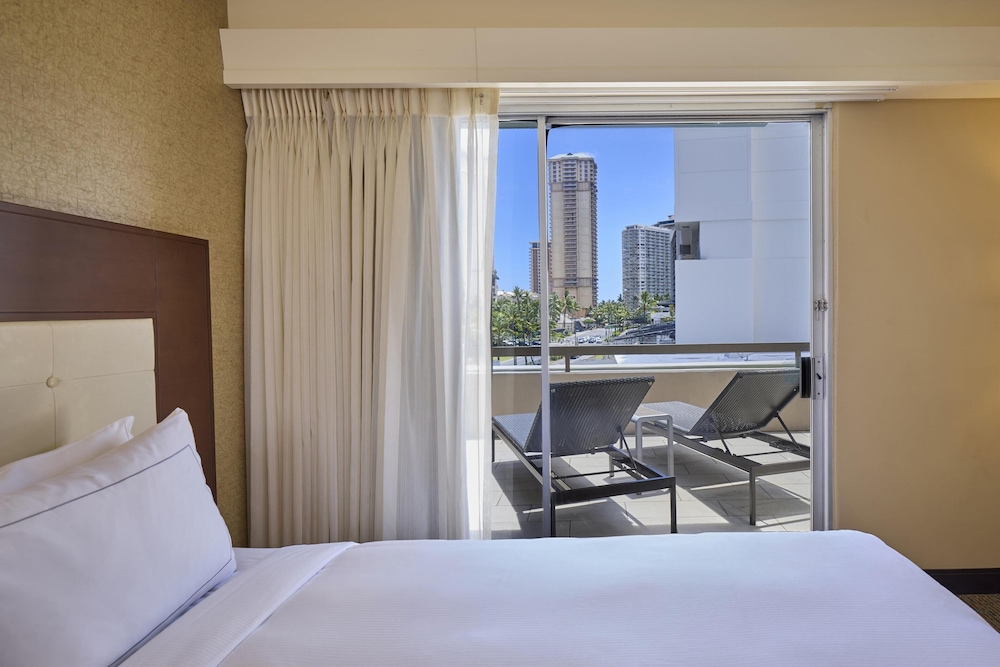 DoubleTree by Hilton Hotel Alana - Waikiki Beach — Hotel rooms in Honolulu, Hawaii