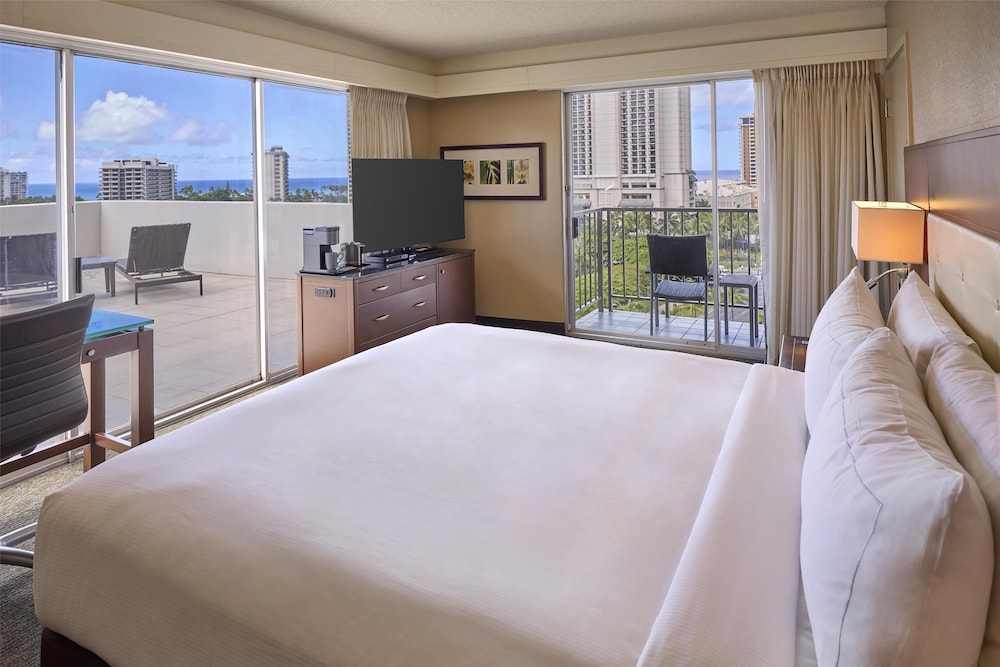DoubleTree by Hilton Hotel Alana - Waikiki Beach — Hotel rooms in Honolulu, Hawaii