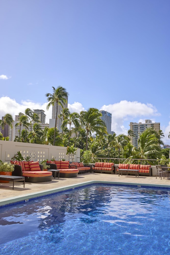 DoubleTree by Hilton Hotel Alana - Waikiki Beach — Swimming pool in Honolulu, Hawaii