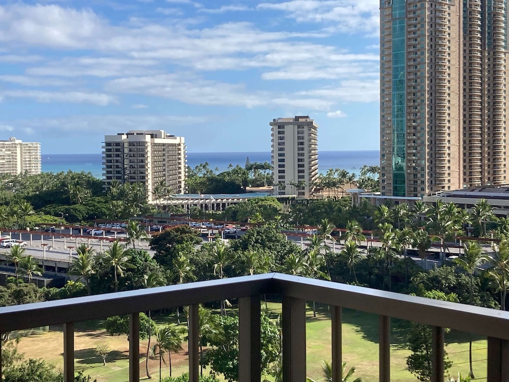 DoubleTree by Hilton Hotel Alana - Waikiki Beach — Hotel building in Honolulu, Hawaii