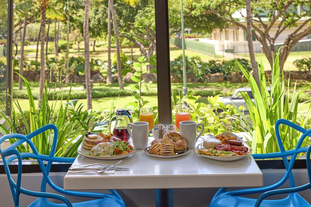 DoubleTree by Hilton Hotel Alana - Waikiki Beach — Restaurant & bars in Honolulu, Hawaii