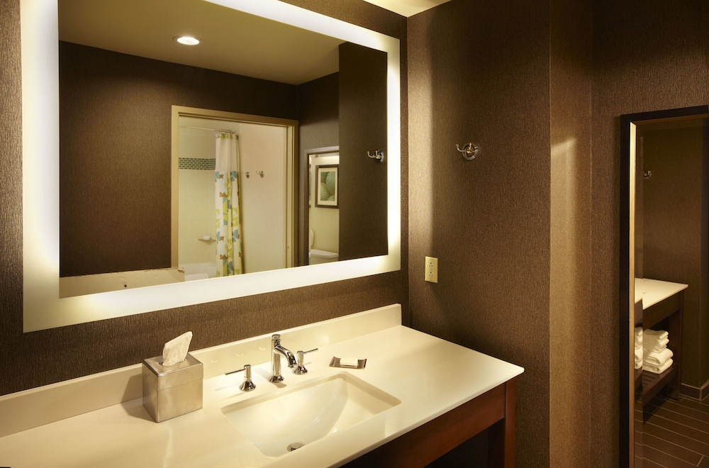 DoubleTree by Hilton Hotel Alana - Waikiki Beach — Hotel rooms in Honolulu, Hawaii