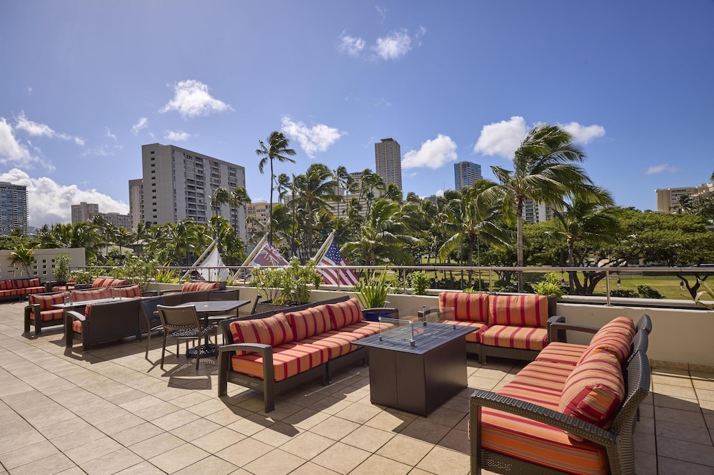 DoubleTree by Hilton Hotel Alana - Waikiki Beach — Restaurant & bars in Honolulu, Hawaii