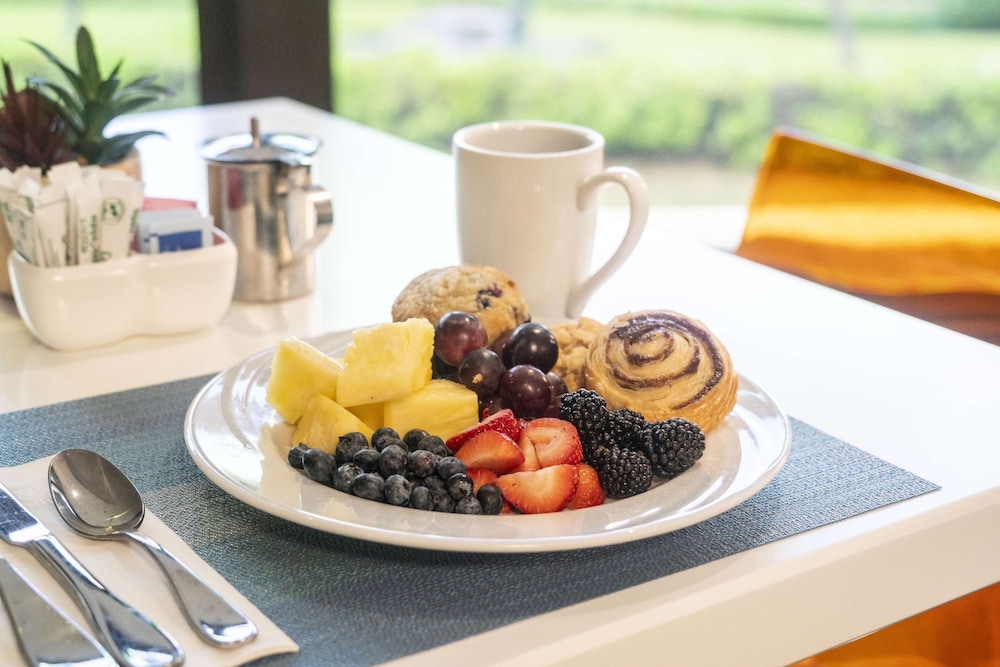 DoubleTree by Hilton Hotel Alana - Waikiki Beach — Restaurant & bars in Honolulu, Hawaii