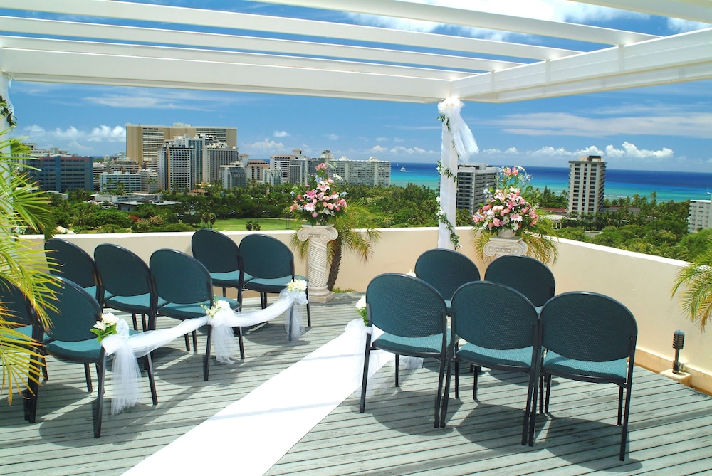DoubleTree by Hilton Hotel Alana - Waikiki Beach — Hotel building in Honolulu, Hawaii