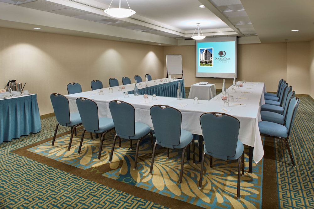 DoubleTree by Hilton Hotel Alana - Waikiki Beach — Hotel building in Honolulu, Hawaii