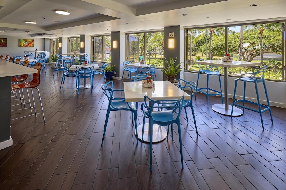 DoubleTree by Hilton Hotel Alana - Waikiki Beach — Restaurant & bars in Honolulu, Hawaii