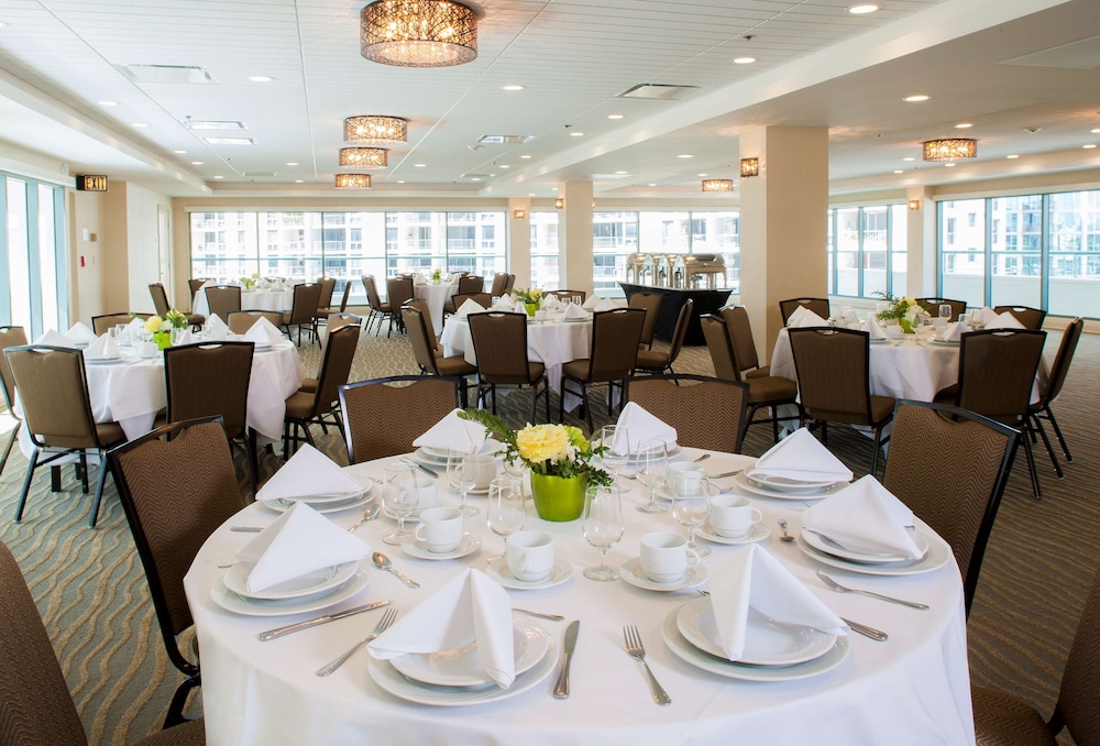 DoubleTree by Hilton Hotel Alana - Waikiki Beach — Restaurant & bars in Honolulu, Hawaii
