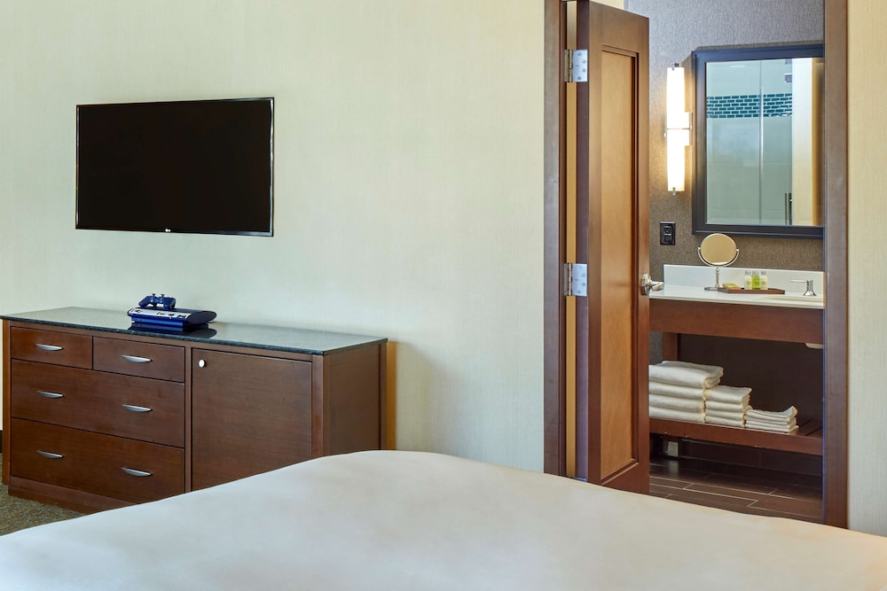 DoubleTree by Hilton Hotel Alana - Waikiki Beach — Hotel rooms in Honolulu, Hawaii