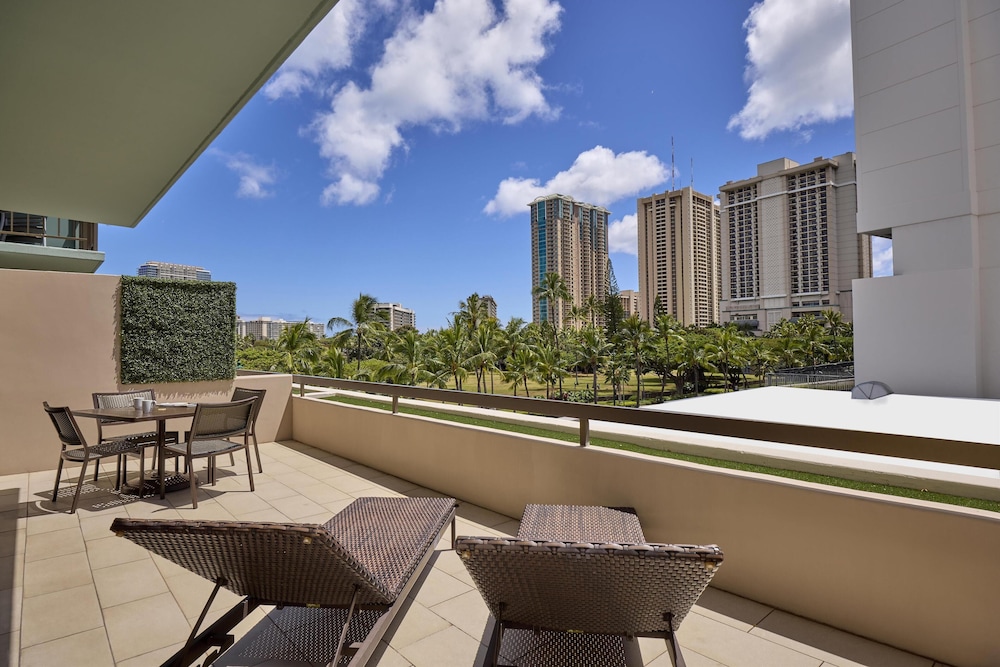 DoubleTree by Hilton Hotel Alana - Waikiki Beach — Hotel building in Honolulu, Hawaii