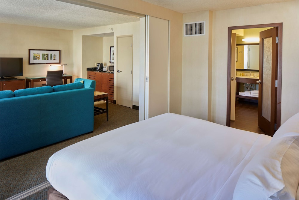 DoubleTree by Hilton Hotel Alana - Waikiki Beach — Hotel rooms in Honolulu, Hawaii