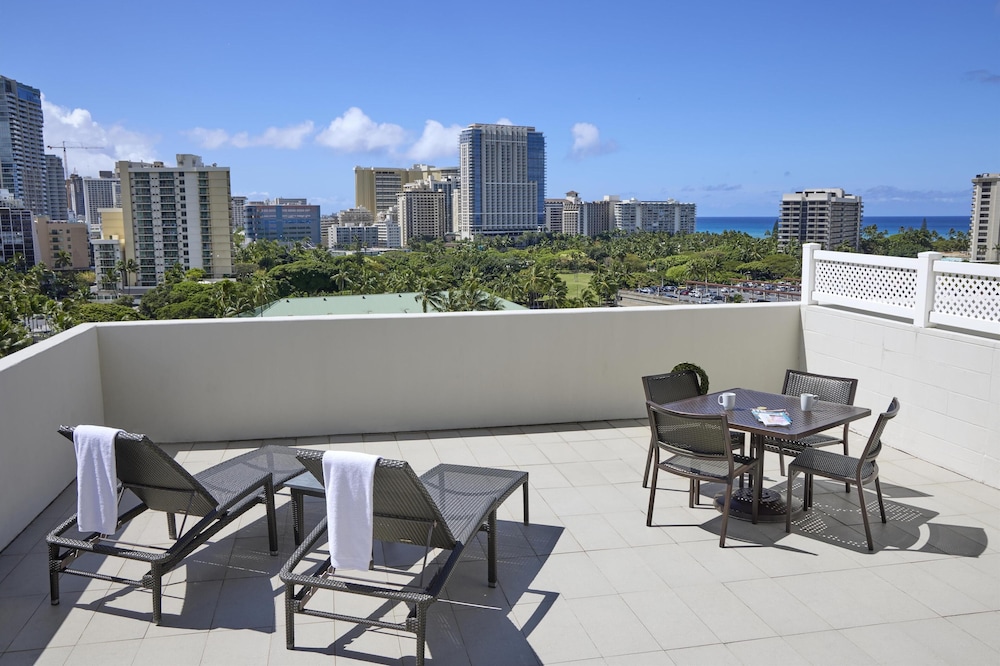 DoubleTree by Hilton Hotel Alana - Waikiki Beach — Hotel building in Honolulu, Hawaii