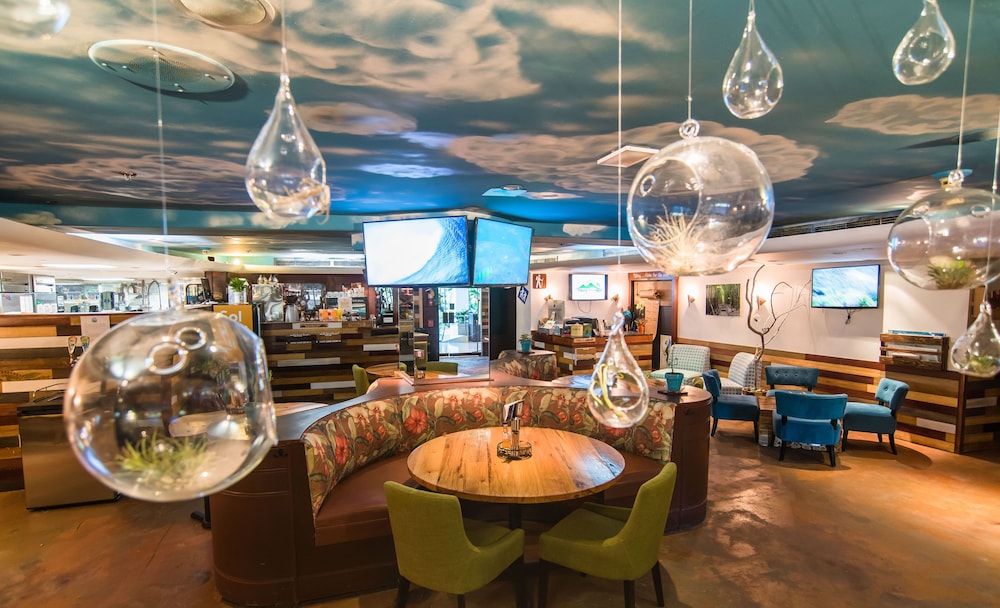 DoubleTree by Hilton Hotel Alana - Waikiki Beach — Restaurant & bars in Honolulu, Hawaii