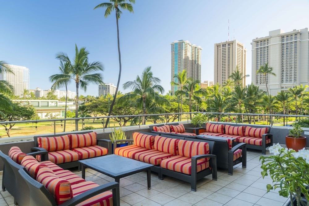 DoubleTree by Hilton Hotel Alana - Waikiki Beach — Restaurant & bars in Honolulu, Hawaii