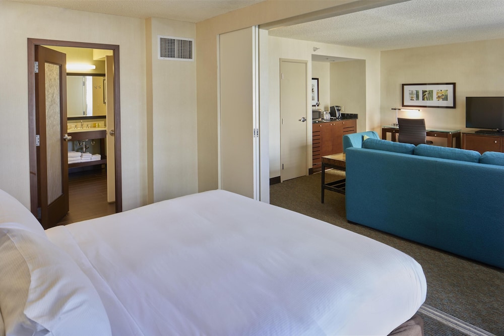 DoubleTree by Hilton Hotel Alana - Waikiki Beach — Hotel rooms in Honolulu, Hawaii
