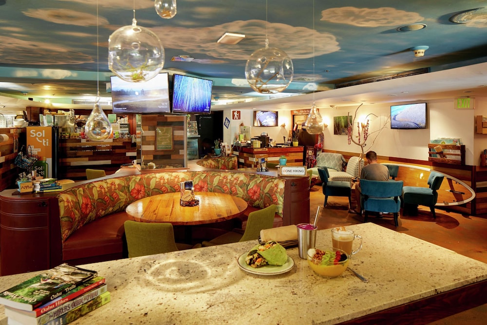 DoubleTree by Hilton Hotel Alana - Waikiki Beach — Restaurant & bars in Honolulu, Hawaii