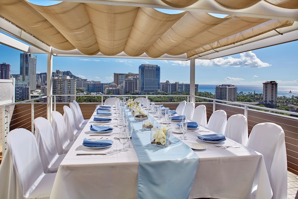 DoubleTree by Hilton Hotel Alana - Waikiki Beach — Restaurant & bars in Honolulu, Hawaii