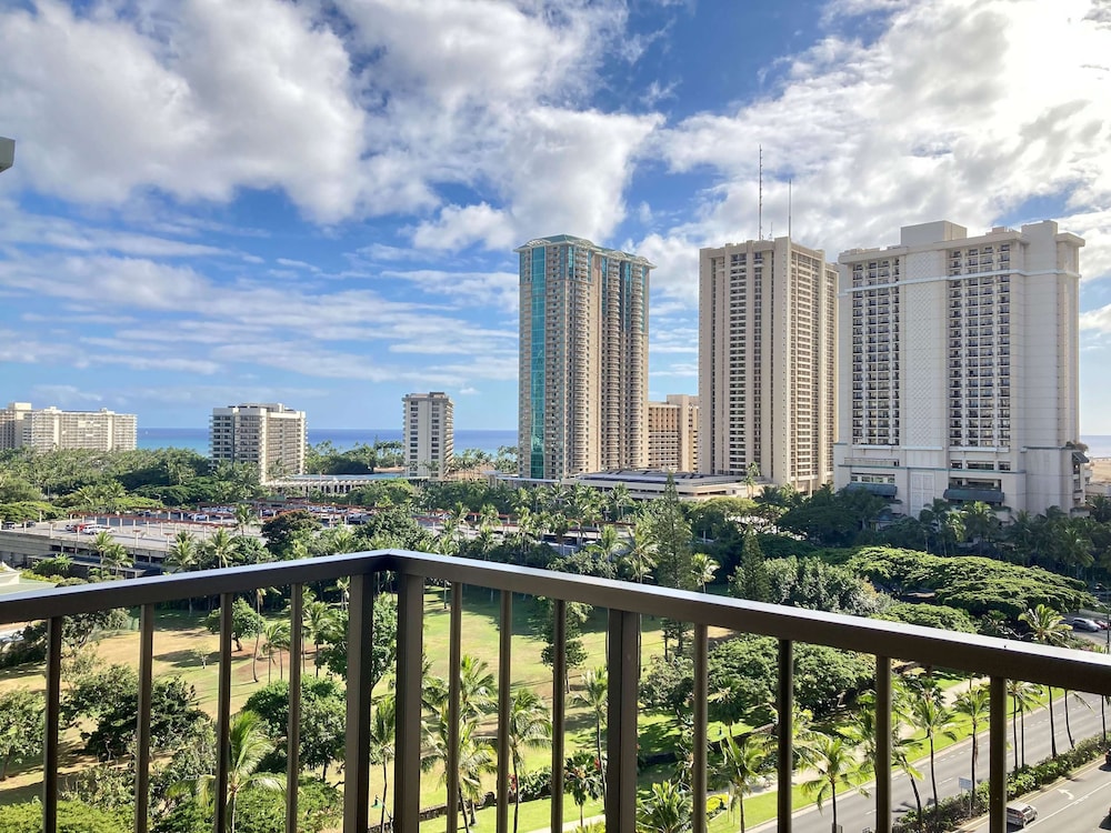 DoubleTree by Hilton Hotel Alana - Waikiki Beach — Attractions in the area in Honolulu, Hawaii
