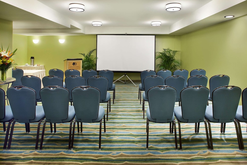 DoubleTree by Hilton Hotel Alana - Waikiki Beach — Hotel building in Honolulu, Hawaii
