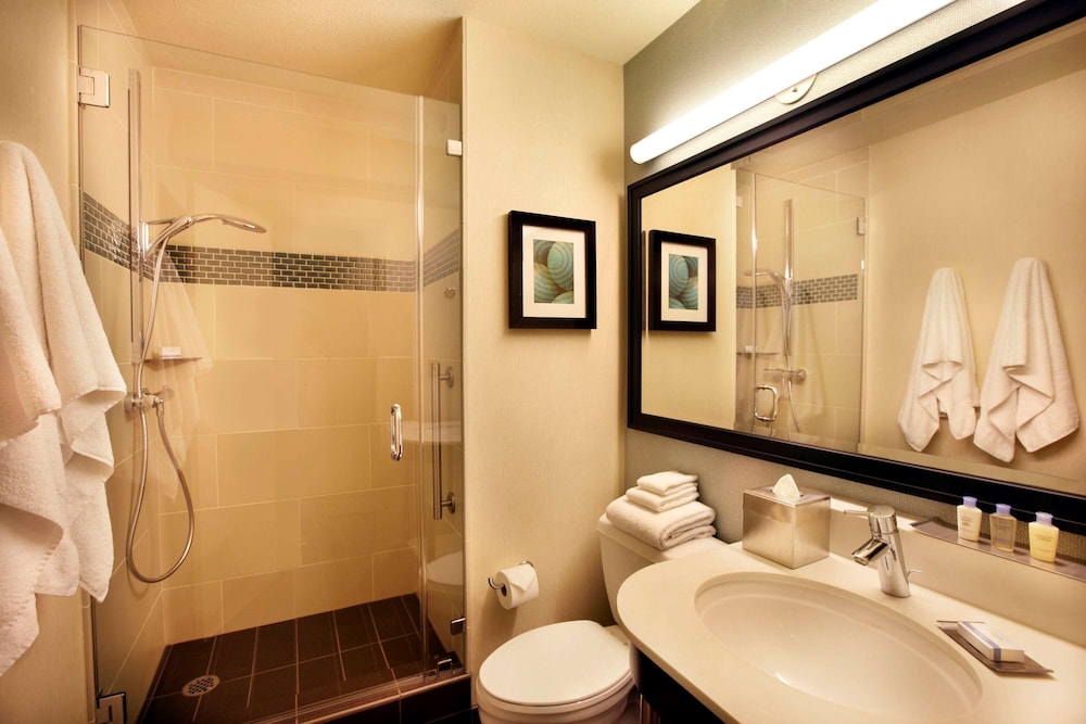 DoubleTree by Hilton Hotel Alana - Waikiki Beach — Hotel rooms in Honolulu, Hawaii